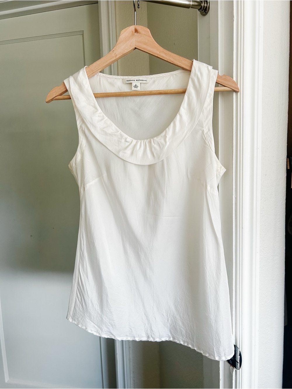100% Silk Cream Scoop Neck Sleeveless Blouse